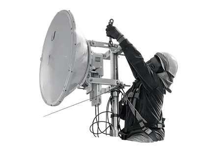 Técnico instalando una antena de microondas